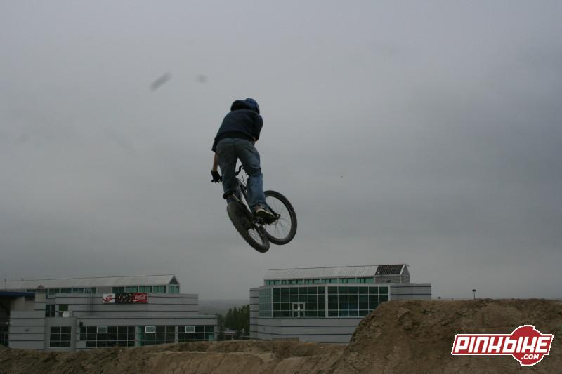 IMAGE: http://photo.pinkbike.com/photo/953/pbpic953782.jpg